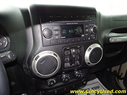 Used 2017 Jeep Wrangler Unlimited Sahara w/ Connectivity Group AWD/4WD image 18