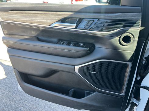 Used 2024 Jeep Wagoneer L Series II image 13