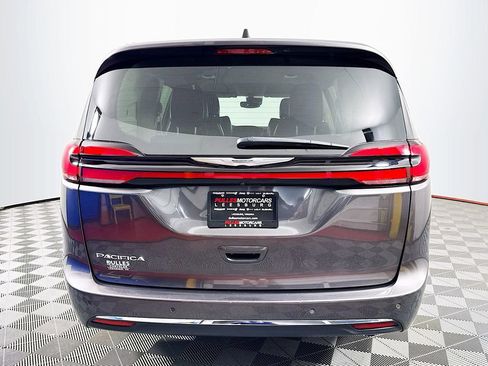 Used 2023 Chrysler Pacifica Touring-L FWD image 6