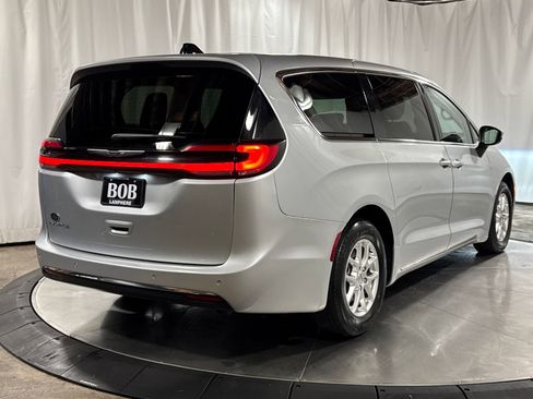 Used 2023 Chrysler Pacifica Touring-L FWD image 10