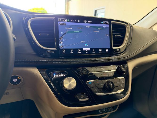 Used 2024 Chrysler Pacifica Limited FWD image 14