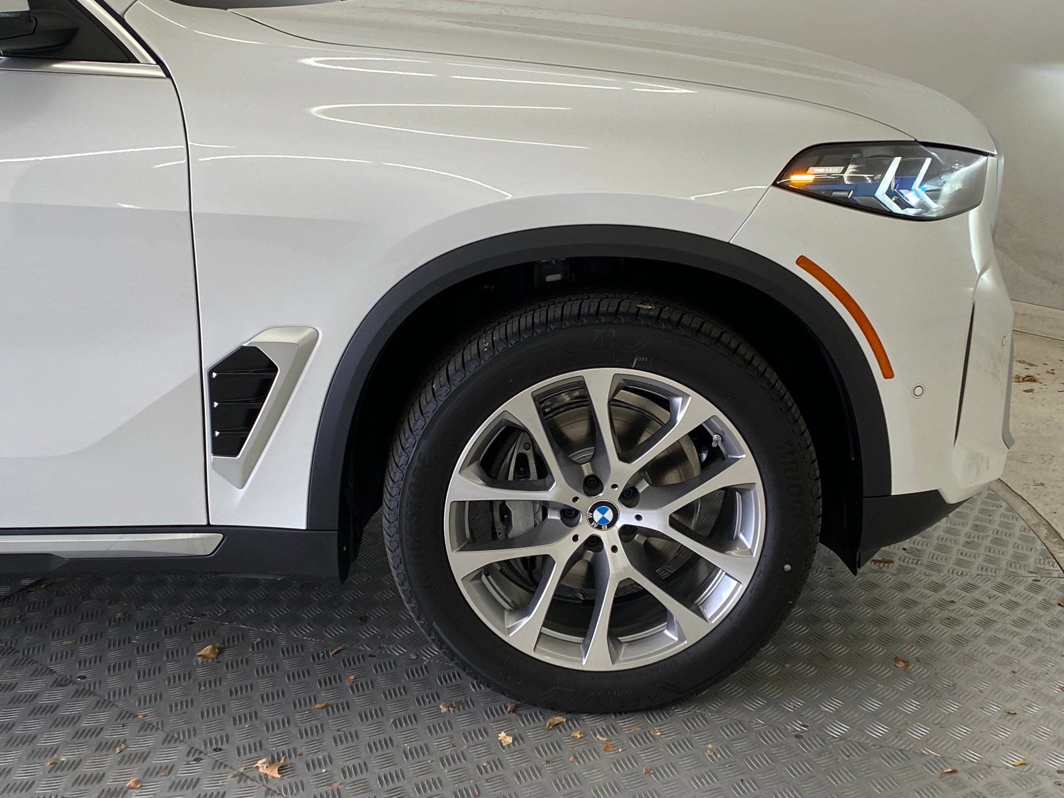 Used 2026 BMW X5 xDrive40i w/ Premium Package AWD/4WD image 11