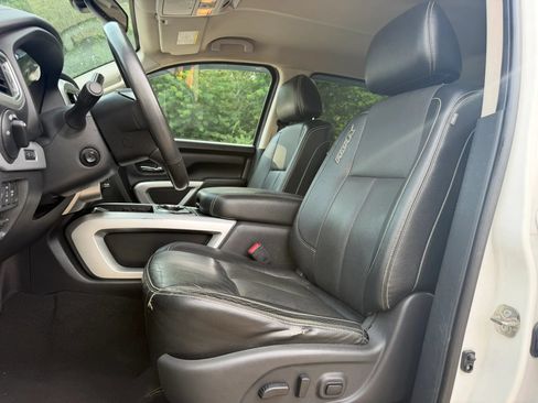 Used 2017 Nissan Titan PRO-4X w/ Pro-4x Convenience Package AWD/4WD image 11
