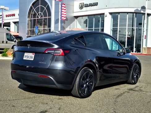 Used 2024 Tesla Model Y Long Range AWD/4WD image 4