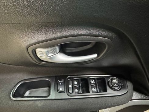 Used 2020 Jeep Renegade Latitude w/ Cold Weather Group AWD/4WD image 12