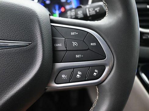 Used 2023 Chrysler Pacifica Touring-L FWD image 18