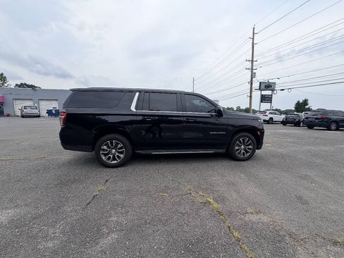 Used 2022 Chevrolet Suburban LT AWD/4WD image 16