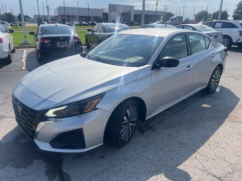 Used 2024 Nissan Altima 2.5 SV image 3