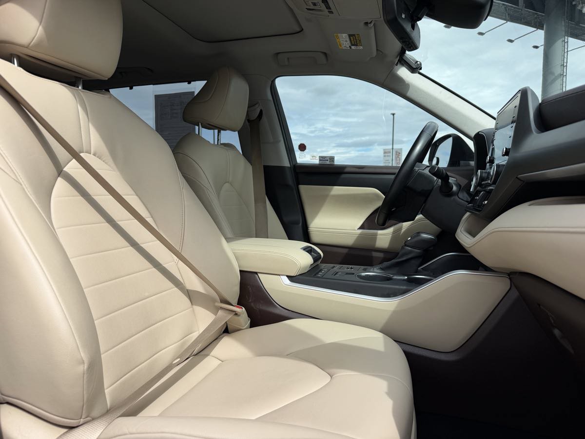 Used 2020 Toyota Highlander XLE AWD/4WD image 14