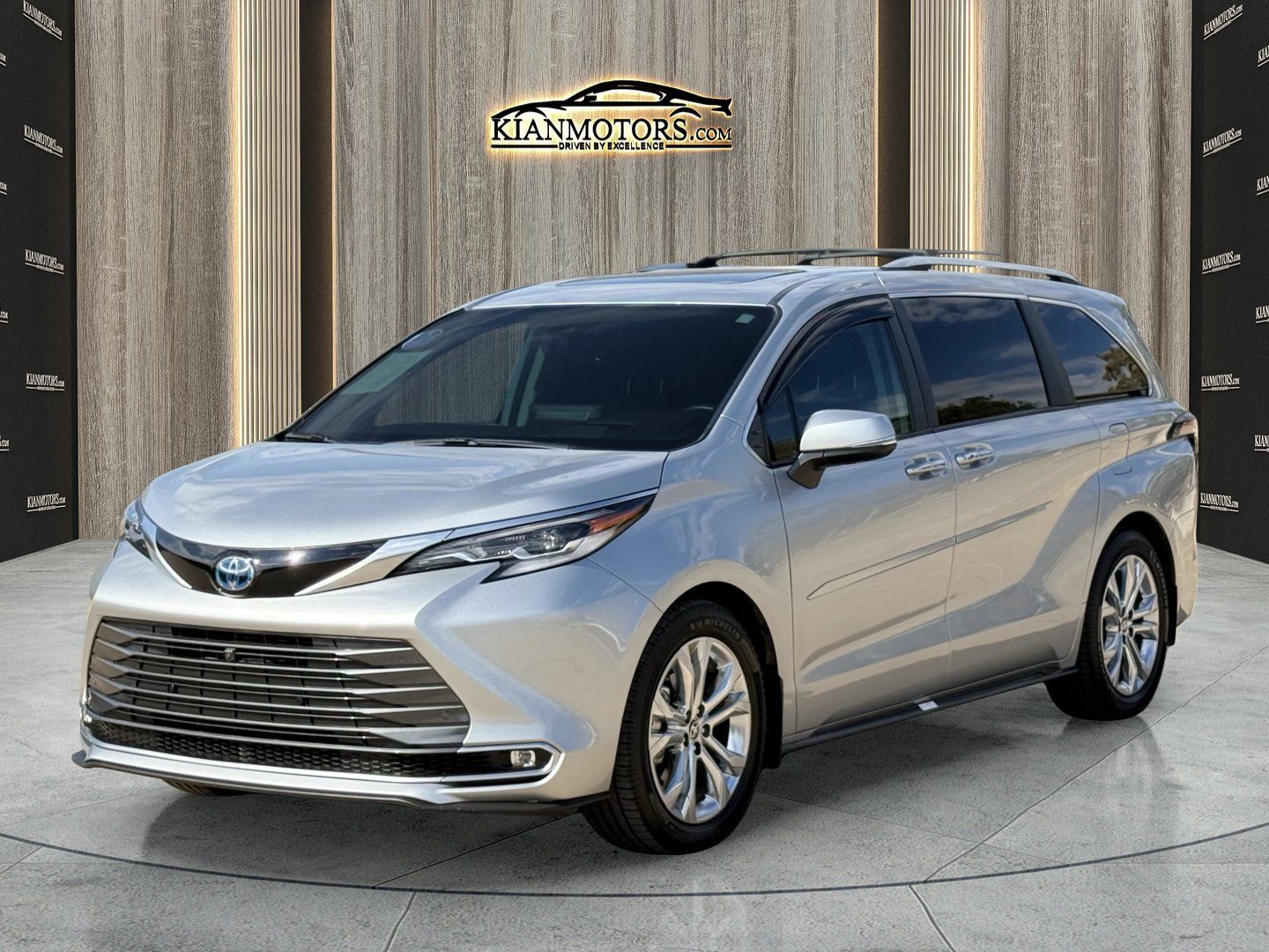 Used 2022 Toyota Sienna Platinum FWD image 3
