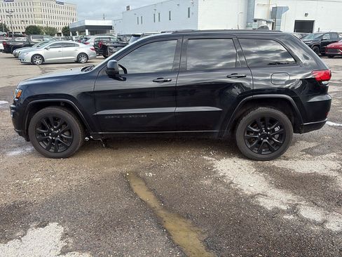 Used 2018 Jeep Grand Cherokee Altitude AWD/4WD image 7