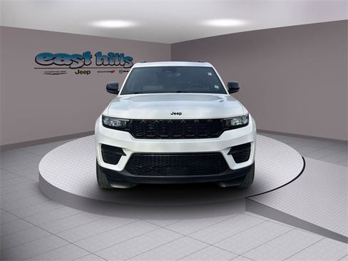 Certified 2023 Jeep Grand Cherokee Altitude image 8