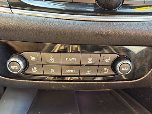 Used 2024 Buick Enclave Premium image 19