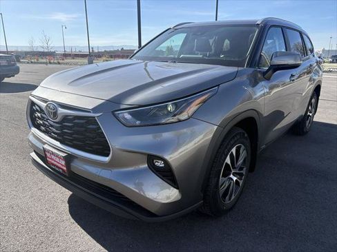Certified 2025 Toyota Highlander XLE AWD/4WD image 1