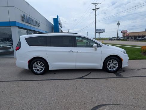 Used 2022 Chrysler Pacifica Touring-L FWD image 2