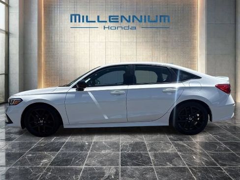 Used 2023 Honda Civic Sport image 2
