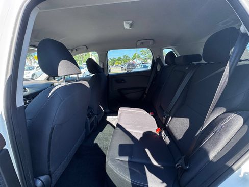 Used 2023 Nissan Rogue S FWD image 11