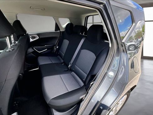 Used 2025 Kia Soul LX w/ LX Technology Package FWD image 28