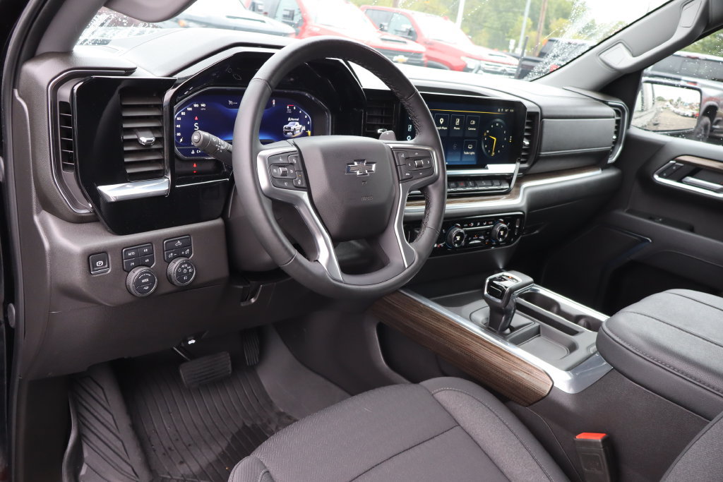 Used 2025 Chevrolet Silverado 1500 LT Trail Boss w/ Dark Appearance Package AWD/4WD image 6