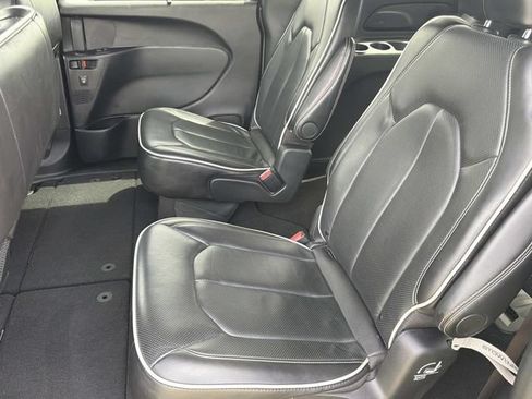 Used 2025 Chrysler Pacifica Limited FWD image 22