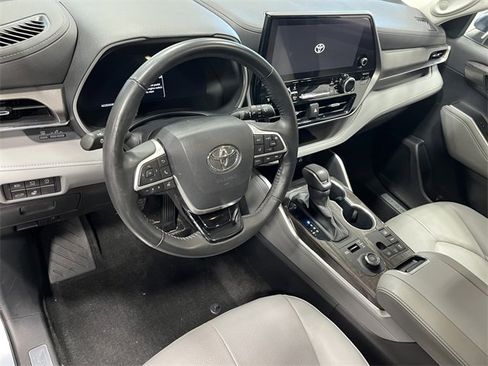 Used 2023 Toyota Highlander Limited image 10