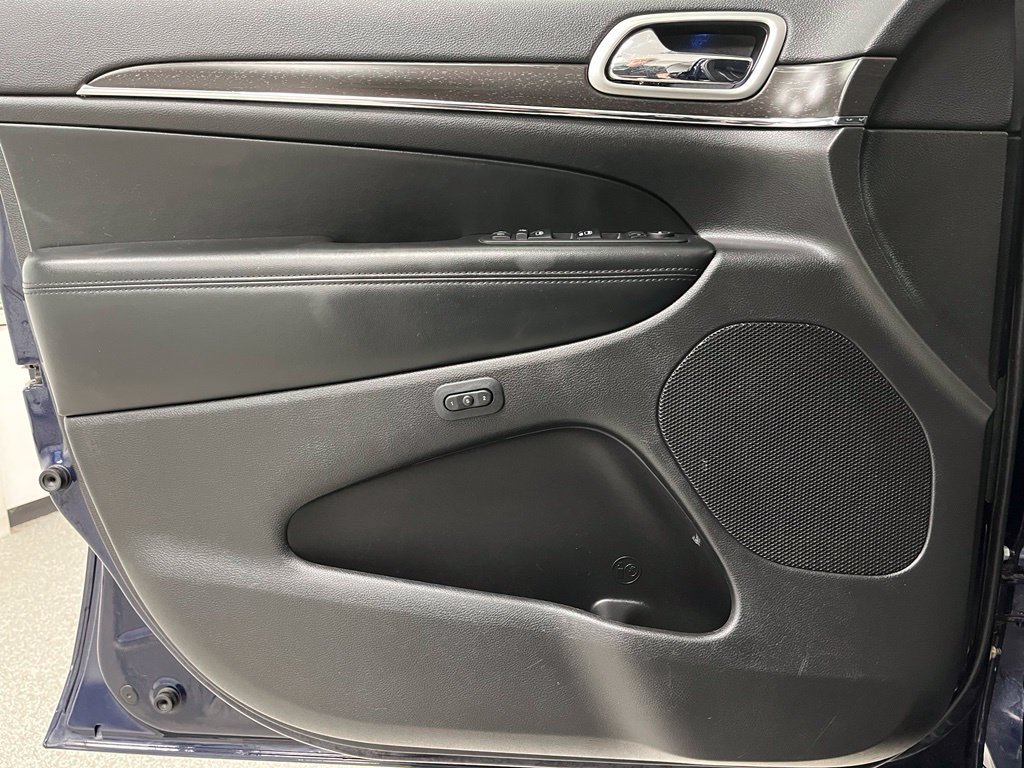 Used 2018 Jeep Grand Cherokee Limited AWD/4WD image 24