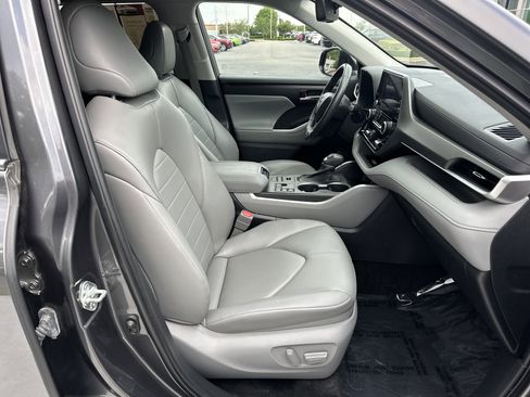 Used 2023 Toyota Highlander XLE AWD/4WD image 34