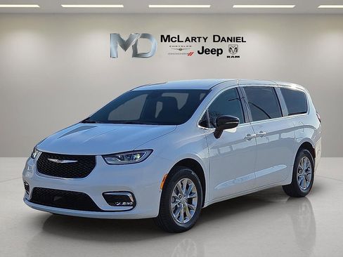 New 2026 Chrysler Pacifica Select image 2