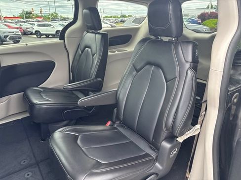 Used 2023 Chrysler Pacifica Touring-L FWD image 21
