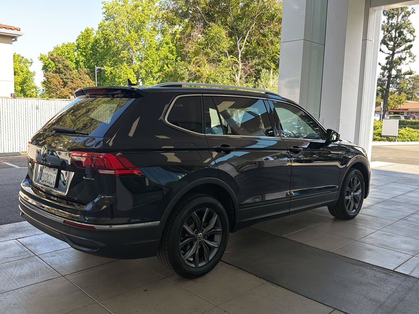 Certified 2022 Volkswagen Tiguan SE w/ Panoramic Sunroof Package AWD/4WD image 5