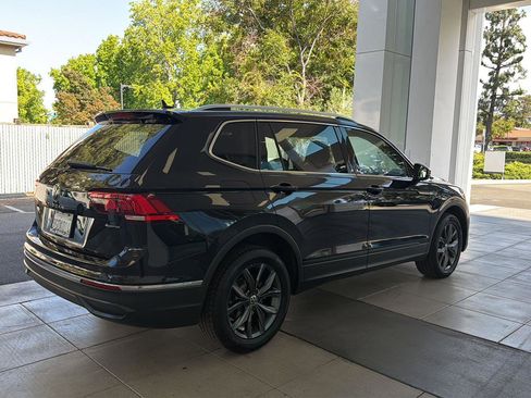 Certified 2022 Volkswagen Tiguan SE w/ Panoramic Sunroof Package AWD/4WD image 5