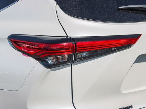 Used 2023 Toyota Highlander Limited FWD image 12