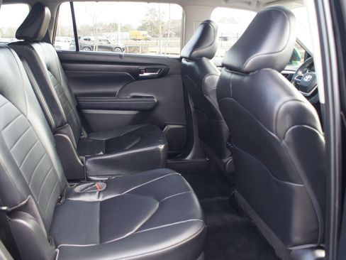 Used 2023 Toyota Highlander XLE image 24