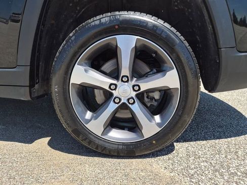 Used 2023 Jeep Grand Cherokee L Limited AWD/4WD image 9