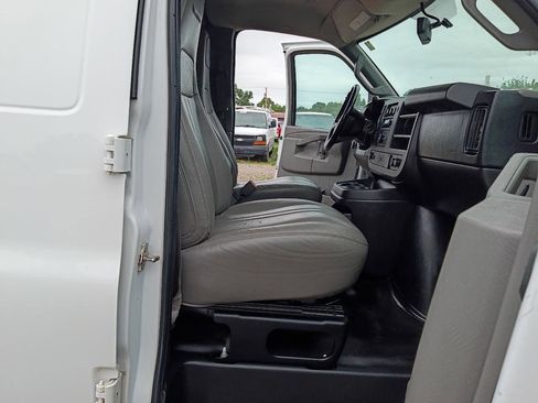 Used 2017 Chevrolet Express 2500 RWD image 17