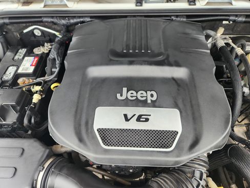Used 2016 Jeep Wrangler Sahara w/ Connectivity Group AWD/4WD image 28
