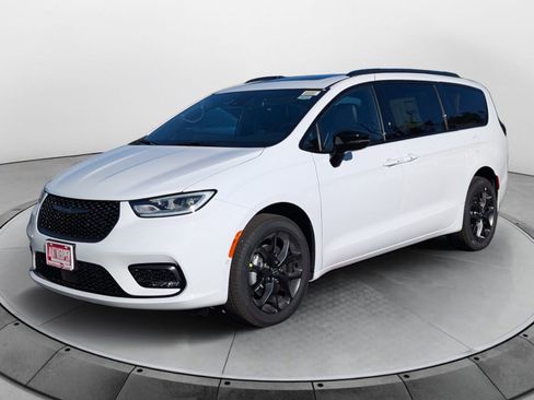 New 2026 Chrysler Pacifica Limited w/ S Appearance Package AWD/4WD image 6