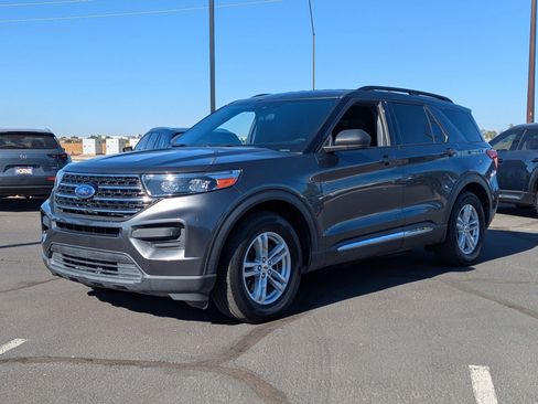 Used 2020 Ford Explorer XLT image 2