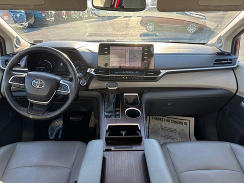 Used 2022 Toyota Sienna XLE w/ XLE Plus Package image 13
