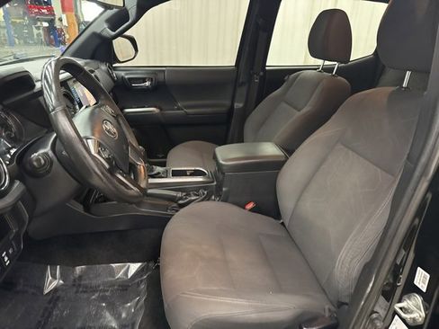 Used 2019 Toyota Tacoma TRD Sport image 5