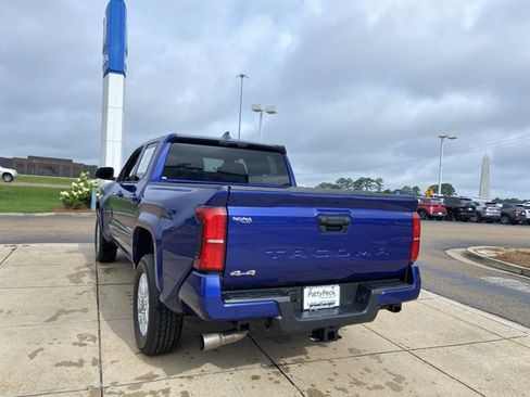Used 2025 Toyota Tacoma SR5 AWD/4WD image 9