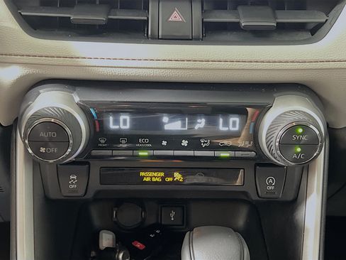 Used 2020 Toyota RAV4 XLE AWD/4WD image 26