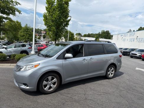 Used 2016 Toyota Sienna LE FWD image 5