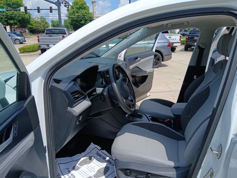 Certified 2024 Volkswagen Taos SE FWD image 9