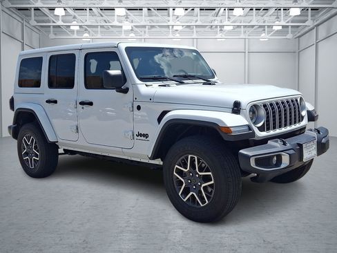 Used 2025 Jeep Wrangler Unlimited Sahara AWD/4WD image 7