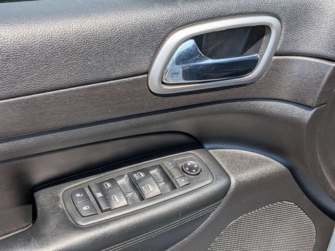Used 2018 Jeep Grand Cherokee Altitude AWD/4WD image 10