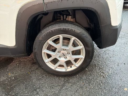 Certified 2022 Jeep Renegade Latitude w/ Convenience Group image 30