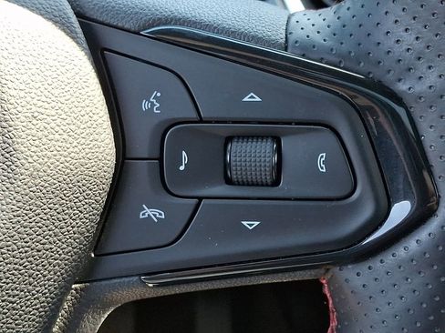 Used 2025 Chevrolet Trax RS w/ Sunroof Package FWD image 22
