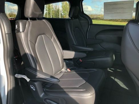 New 2026 Chrysler Pacifica Select image 15