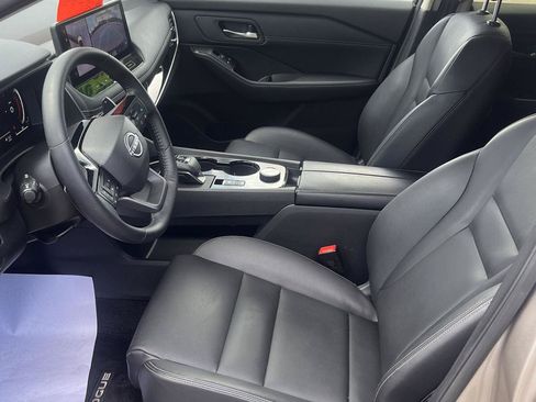 Used 2025 Nissan Rogue SL AWD/4WD image 15